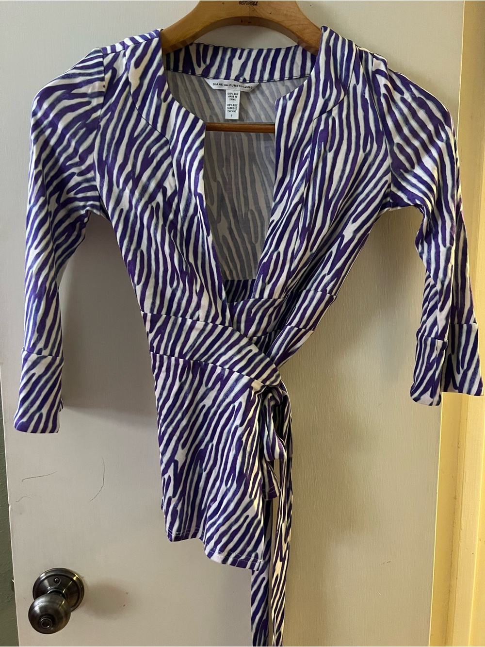 Diane Von Furstenberg Iconic Purple White Zebra Wrap Silk Jersey  Shirt Size 2